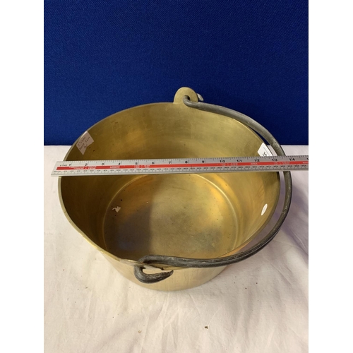 39 - A LARGE HEAVY BRASS JAM PAN