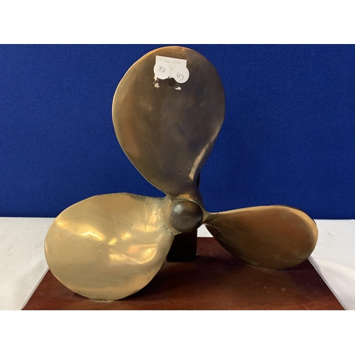 46 - A VINTAGE BRASS PROPELLER MOUNTED ON A WOODEN BASE