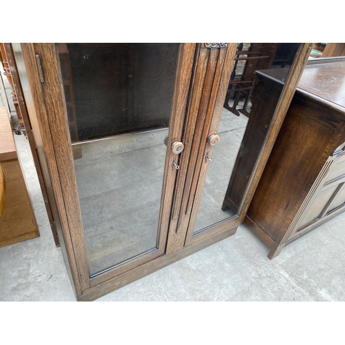 1846 - AN EARLY 20TH CENTURY TWO DOOR OAK CABINET WITH GLAZED DOORS, 36