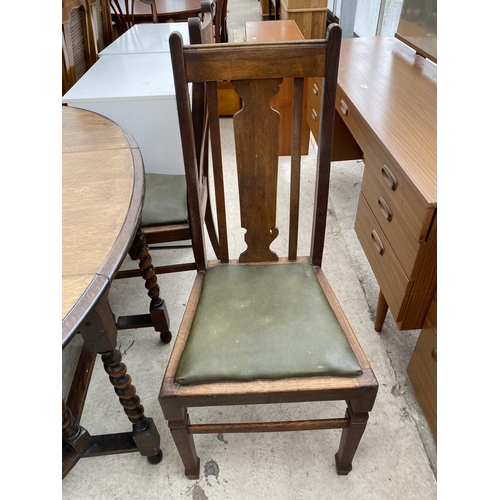 1864 - AN EARLY 20TH CENTURY OVAL OAK GATELEG DINING TABLE ON BARLEYTWIST LEGS, TOGETHER WITH FOUR OAK DINI... 