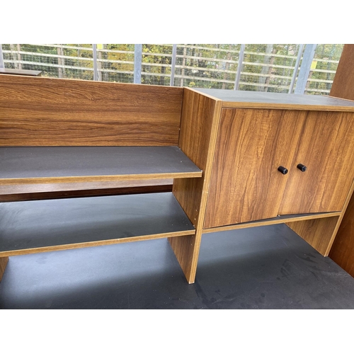 1899 - A MODERN OFFICE COMPUTER STATION/DESK WITH CUPBOARD AND SHELVES TO TOP