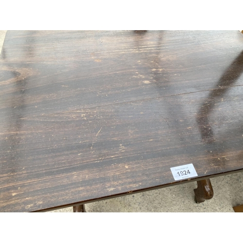 1924 - A MAHOGANY SIDE TABLE WITH GLASS TOP