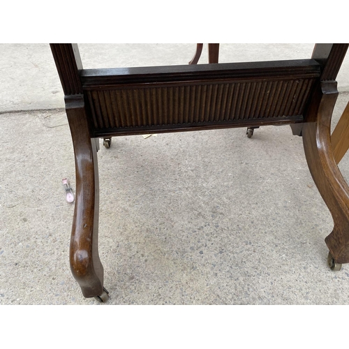 1924 - A MAHOGANY SIDE TABLE WITH GLASS TOP