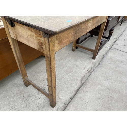 1928 - AN EARLY 20TH CENTURY DOUBLE CHILDS SCHOOL DESK