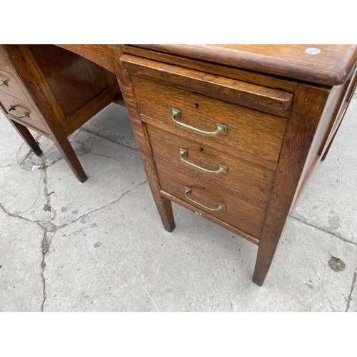 1947 - AN EARLY 20TH CENTURY OAK TWIN PEDESTAL DESKW ITH SIX DRAWERS WITH BRASS HANDLES, COMPLETE WITH TWO ... 