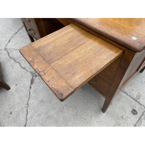 1947 - AN EARLY 20TH CENTURY OAK TWIN PEDESTAL DESKW ITH SIX DRAWERS WITH BRASS HANDLES, COMPLETE WITH TWO ... 