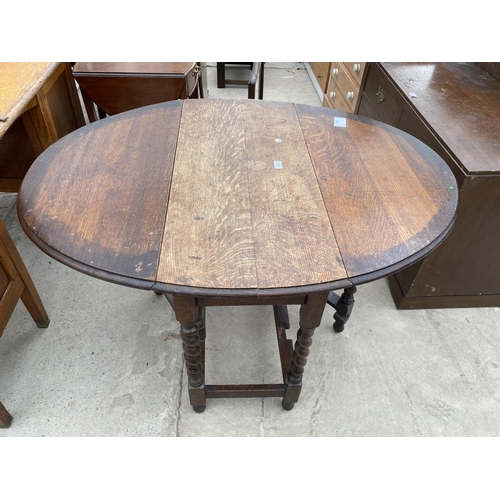 1948 - AN EARLY 20TH CENTURY OVAL OAK GATELEG TABLE ON BARLEYTWIST LEGS TOGETHER WITH A TAPESTRY FIRE SCREE... 