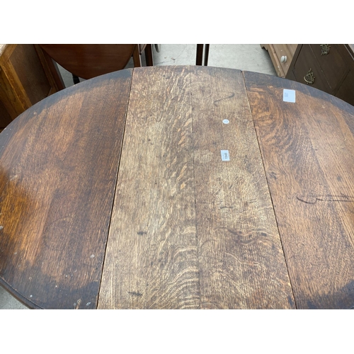 1948 - AN EARLY 20TH CENTURY OVAL OAK GATELEG TABLE ON BARLEYTWIST LEGS TOGETHER WITH A TAPESTRY FIRE SCREE... 