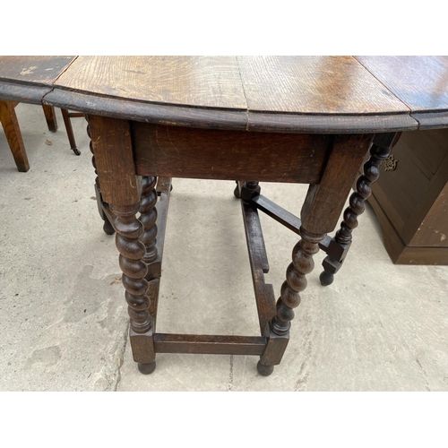 1948 - AN EARLY 20TH CENTURY OVAL OAK GATELEG TABLE ON BARLEYTWIST LEGS TOGETHER WITH A TAPESTRY FIRE SCREE... 