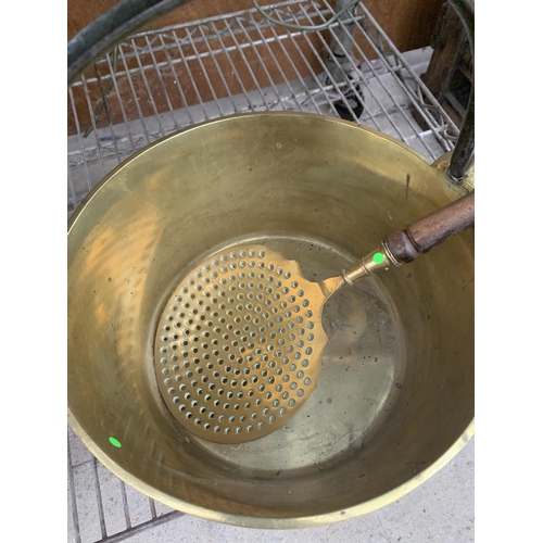 1224 - A LARGE BRASS JAM PAN AND WOODEN HANDLED BRASS STRAINER