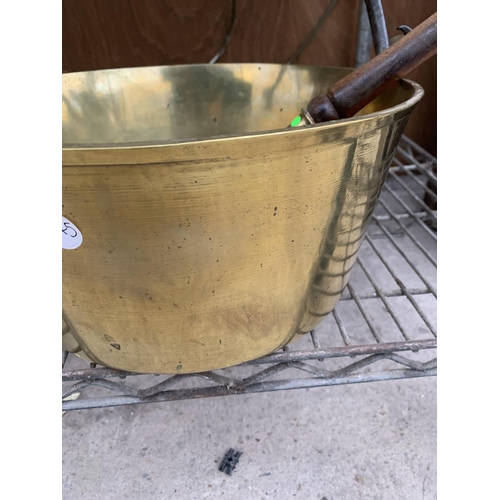 1224 - A LARGE BRASS JAM PAN AND WOODEN HANDLED BRASS STRAINER