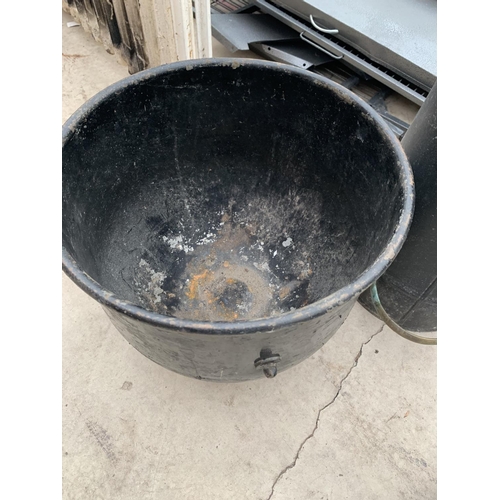 1260 - A COAL BUCKET AND LARGE COOKING POT