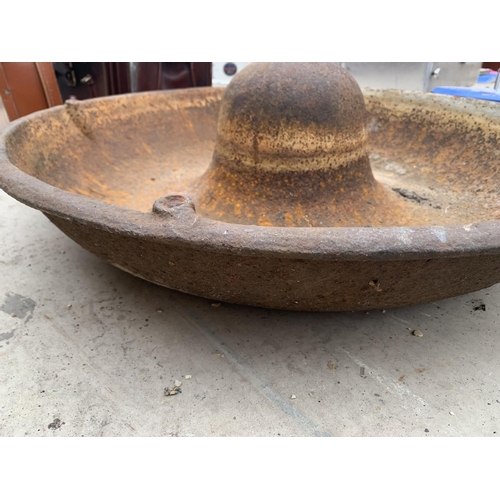 1271 - A VINTAGE CAST IRON 'MEXICAN HAT' ANIMAL DRINKING TROUGH