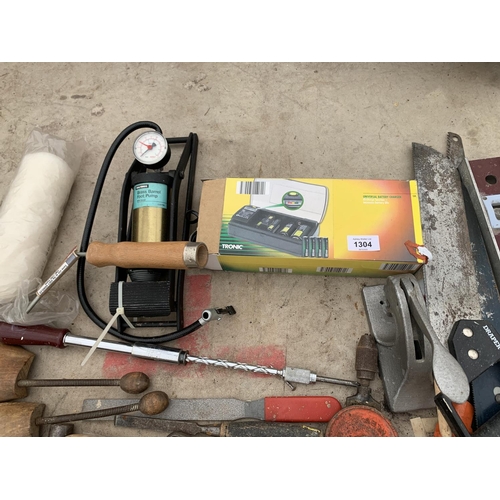 1304 - A MAKITA CORDLESS DRIVER DRILL ALONG WITH A LARGE COLLECTION OF TOOLS ETC - W/O