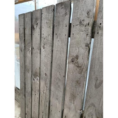 1307 - A VERY LARGE SLATTED WOODEN YARD GATE, WIDTH 182CM, HEIGHT 180CM