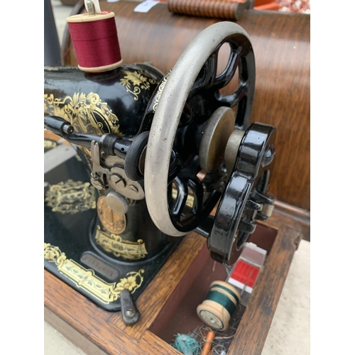 1340 - A CASED SINGER SEWING MACHINE WITH KEY F7626461