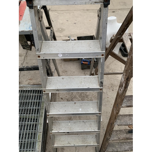 1358 - TWO SETS OF STEP LADDERS, ONE FOUR RUNG VINTAGE SET AND A SIX RUNG METAL STEP LADDER