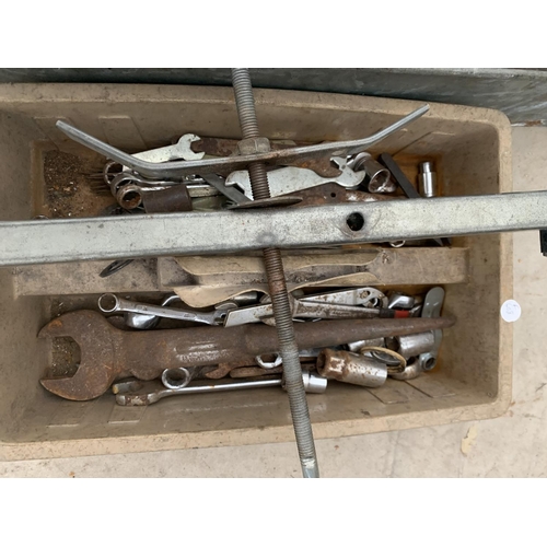 1375 - A GALVANISED TUB TO INCLUDE G CLAMP AND VARIOUS TOOLS ETC.