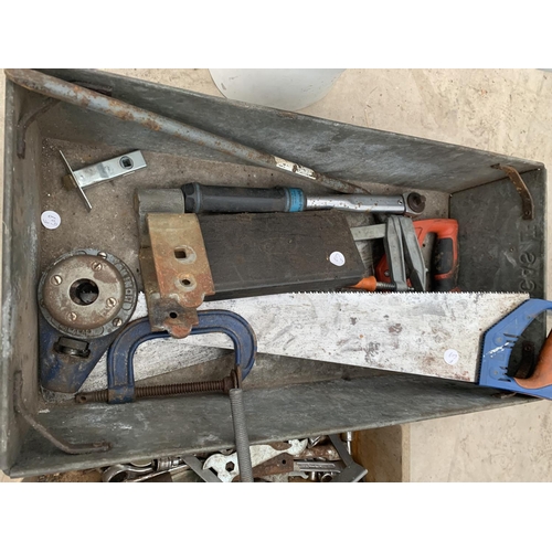 1375 - A GALVANISED TUB TO INCLUDE G CLAMP AND VARIOUS TOOLS ETC.