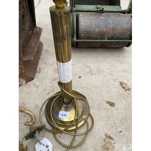 1440 - A BRASS TABLE LAMP BASE AND A WALL MOUNTED LAMP