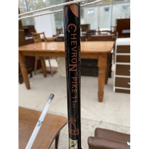 1480 - A CHEVRON 11 FOOT CARBON COMPOSITE PIKE ROD