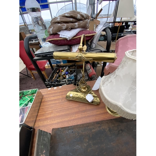 1505 - A COPPER FIRE FENDER, FOUR TABLE LAMPS AND A DESK LAMP