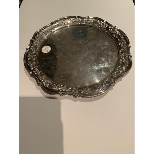 629 - A MAPPIN AND WEBB HALLMARKED LONDON 1905 SILVER CALLING CARD TRAY - DIAMETER 20.5 CM