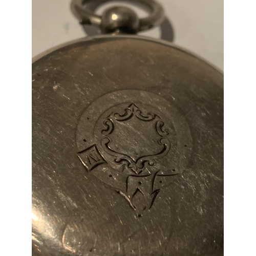 639 - A HALLMARKED LONDON SILVER FUSEE POCKET WATCH WITH KEY. MOVEMENT WORKING AT TIME OF CATALOGING