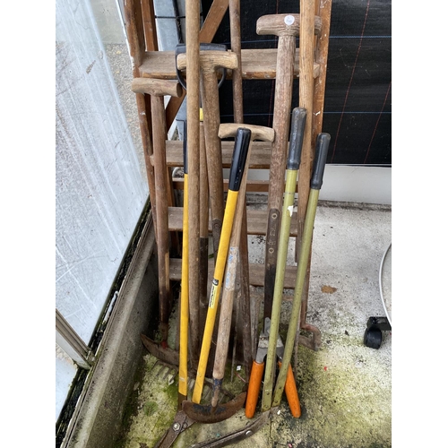 1516 - A SET OF VINTAGE WOODEN STEP LADDERS AND VARIOUS GARDEN TOOLS