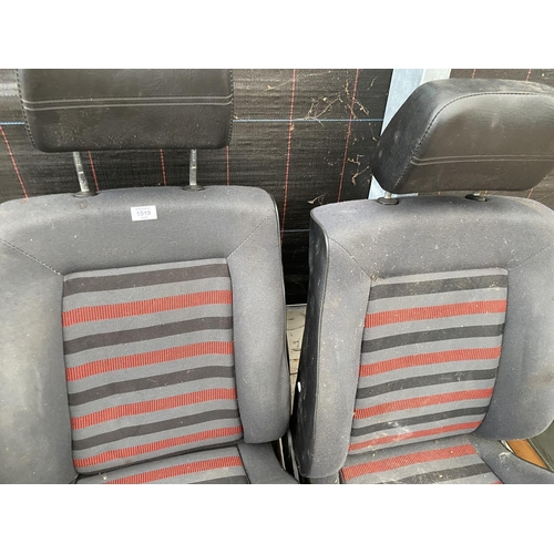 1519 - TWO VW BEETLE FRONT SEATS