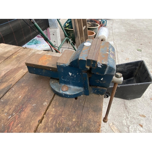 1527 - A WOODEN WORK BENCH WITH A BENCH VICE