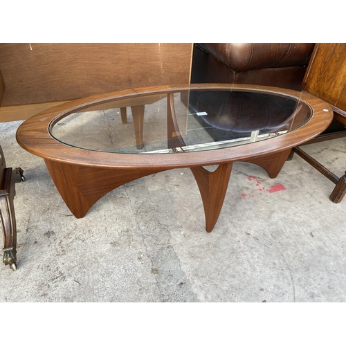 2139 - AN OVAL RETRO G-PLAN STYLE TEAK COFFEE TABLE WITH GLASS INSET TOP