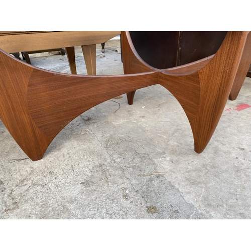 2139 - AN OVAL RETRO G-PLAN STYLE TEAK COFFEE TABLE WITH GLASS INSET TOP