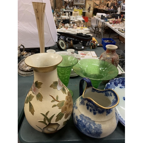 107 - AN ASSORTMENT OF DECORATIVE VASES TO ALSO INCLUDE A LARGE BLUE AND WHITE JUG AND PLATTER