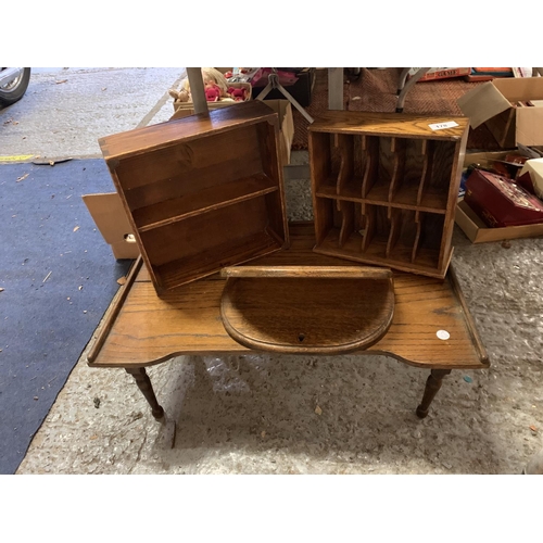 178 - AN ASSORTMENT OF FOUR VINTAGE WOODEN ITEMS TO INCLUDE A SMALL SIDE TABLE