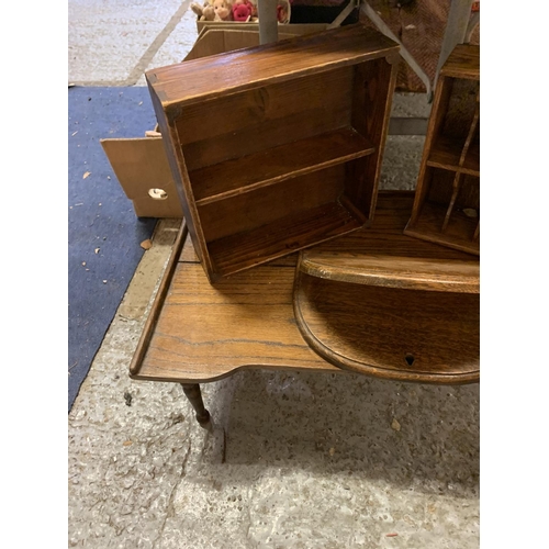 178 - AN ASSORTMENT OF FOUR VINTAGE WOODEN ITEMS TO INCLUDE A SMALL SIDE TABLE