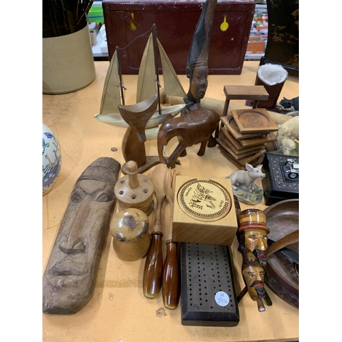 182 - AN ECLECTIC ASSORTMENT OF TREEN, HORN AND CERAMIC WARE TO INCLUDE A BOAT ETC