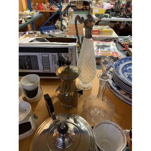 193 - A SELECTION OF VARIOUS TEA SET ITEMS TO INCLUDE 'ROYAL ALBERT' CUPS AND SAUCERS