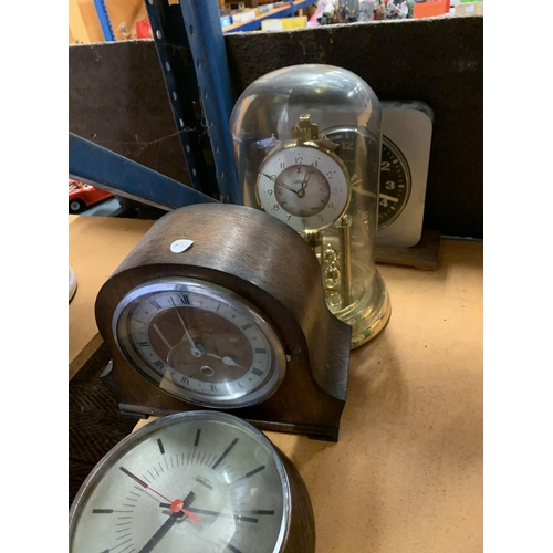 196 - AN ASSORTMENT OF FIVE CLOCKS TO INCLUDE VINTAGE AND RETRO