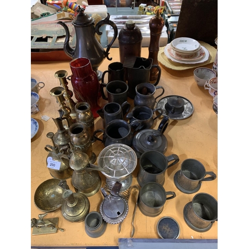 200 - A LARGE QUANTITY OF METAL WARE TO INCLUDE JUGS AND TANKARDS ETC