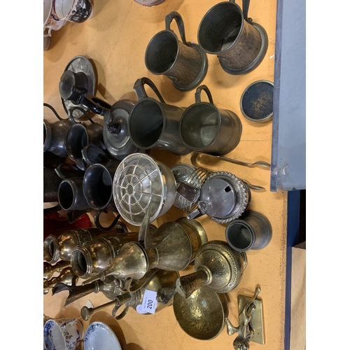 200 - A LARGE QUANTITY OF METAL WARE TO INCLUDE JUGS AND TANKARDS ETC