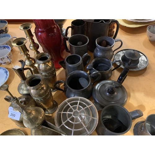 200 - A LARGE QUANTITY OF METAL WARE TO INCLUDE JUGS AND TANKARDS ETC