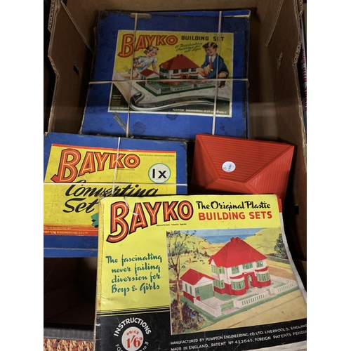 279 - A BOX OF VINTAGE BAYKO BUILDING SETS TO INCLUDE CONVERTING SET