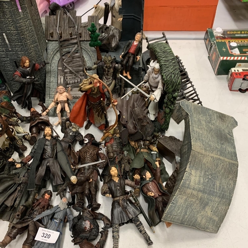 320 - A COLLECTION OF LORD OF THE RINGS ACTION FIGURES INCLUDING HELMS DEEP AND ACCESSORIES