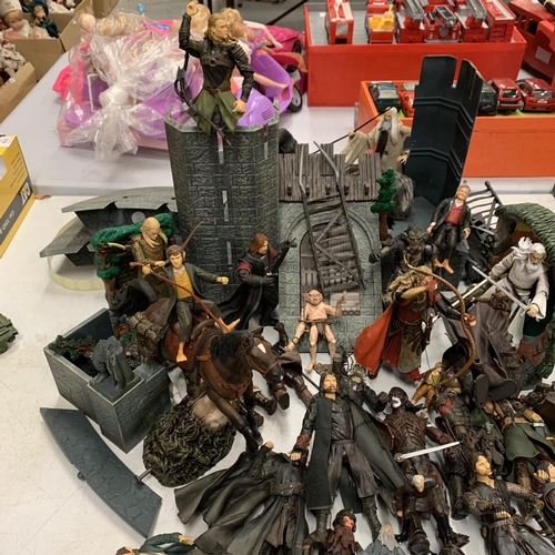 320 - A COLLECTION OF LORD OF THE RINGS ACTION FIGURES INCLUDING HELMS DEEP AND ACCESSORIES