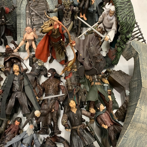 320 - A COLLECTION OF LORD OF THE RINGS ACTION FIGURES INCLUDING HELMS DEEP AND ACCESSORIES