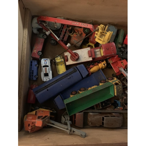 415 - A BOX OF VINTAGE DIE CAST TOYS TO INCLUDE A FIRE ENGINE