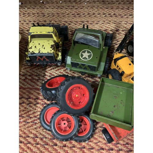 422 - TWO MECCANO VEHICLES WITH TRAILERS, A MECCANO DIGGER AND TONKA DIGGER WITH EXTRA WHEELS