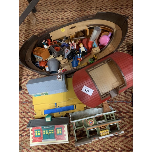 429 - A QUANTITY OF PLAYMOBILE TO INCLUDE A BOAT, STATION AND ASSORTMENT OF FIGURES