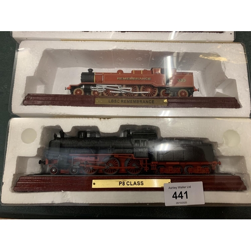 441 - AN ASSORTMENT OF SCALE TRAIN MODELS ON PLINTHS TO INCLUDE A BRITANNIA CLASS